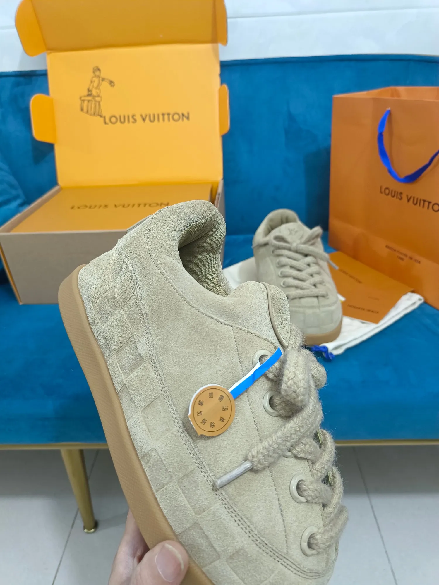 👟👟Ex-factory price 640👟👟 LV YETI slip-on shoes, based on suede cow leather, partially embossed with Nigo's reinterpretation of LV Damier pattern, cleverly echoing the Chinese tradition of taking off shoes when entering the house, and the "small feet" aesthetic is integrated into Chinese street genes. The palm-printed rubber outsole hides the LV letters and Monogram flowers. The exquisite craftsmanship made in Italy shows the brand's heritage in a comfortable slip-on style. The reservation mode adds a unique style, it is traditional and trendy, and it is suitable for couples aged 35-45.